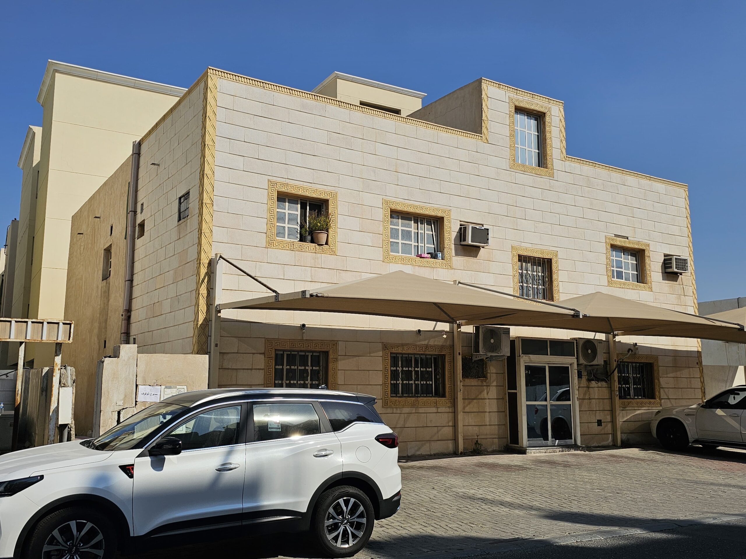 عمارة من دورين في مدينة خليفة الجنوبية